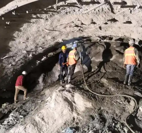 施秉拱顶带模注浆料的施工流程及注意事项